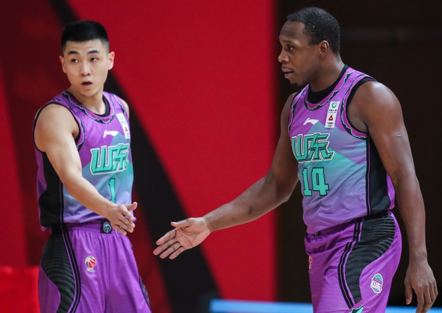 里程碑夜！山东男篮再遭质疑，葡超国际比赛日刷纪录，质疑声仍在，临场指挥获称赞的简单介绍